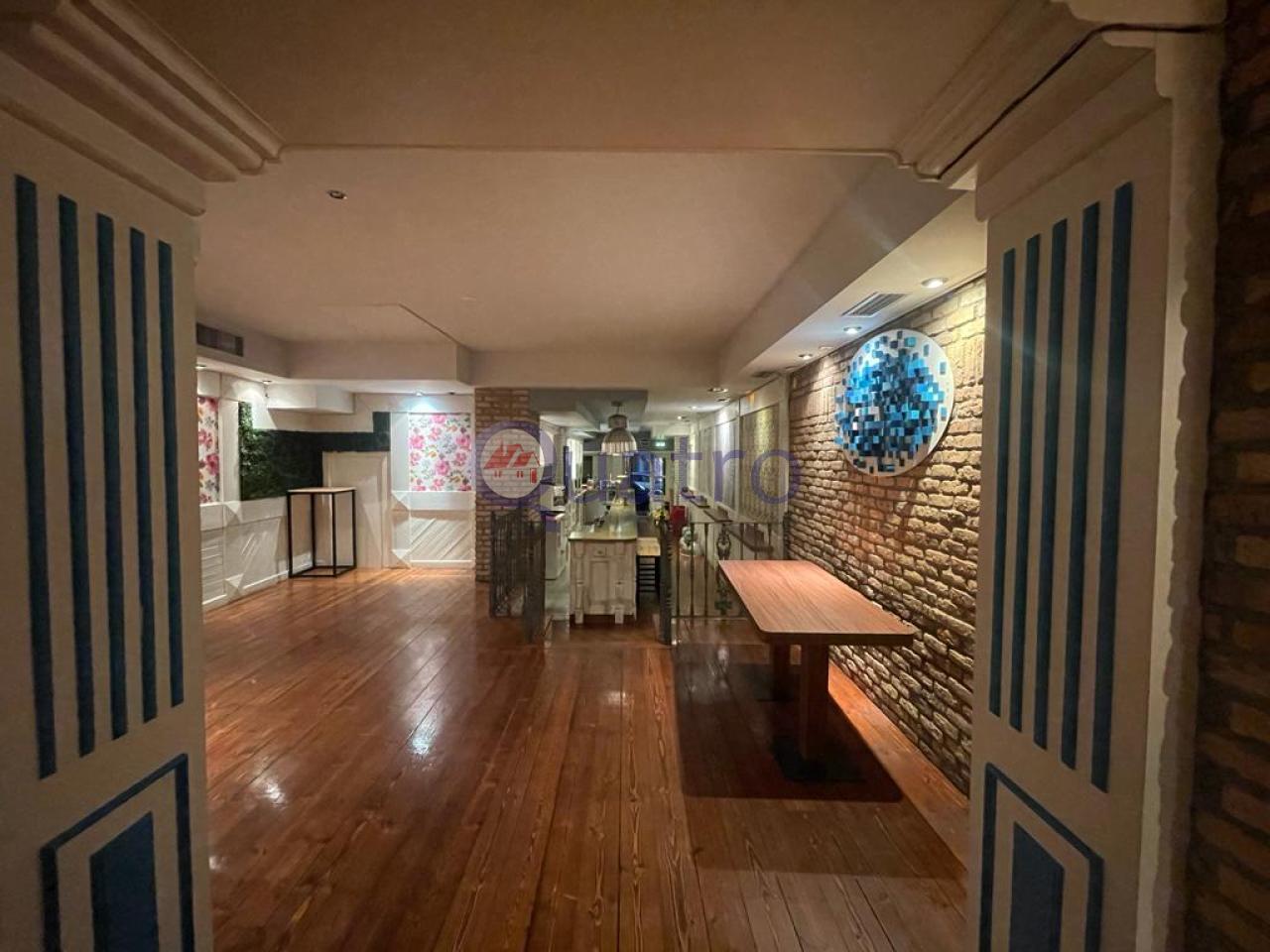 Se alquila local comercial ideal para negocio de hostelería y restauración con licencia de bar musical