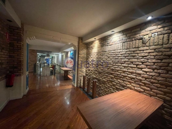 Se alquila local comercial ideal para negocio de hostelería y restauración con licencia de bar musical