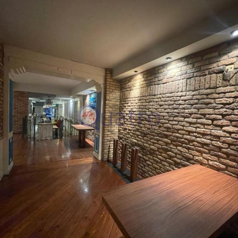 Se alquila local comercial ideal para negocio de hostelería y restauración con licencia de bar musical