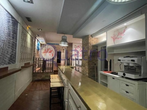 Se alquila local comercial ideal para negocio de hostelería y restauración con licencia de bar musical