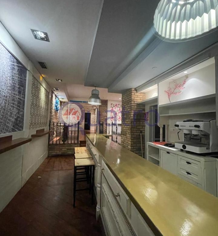 Se alquila local comercial ideal para negocio de hostelería y restauración con licencia de bar musical