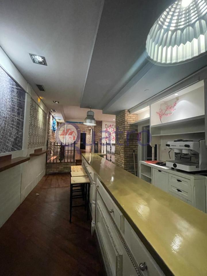 Se alquila local comercial ideal para negocio de hostelería y restauración con licencia de bar musical