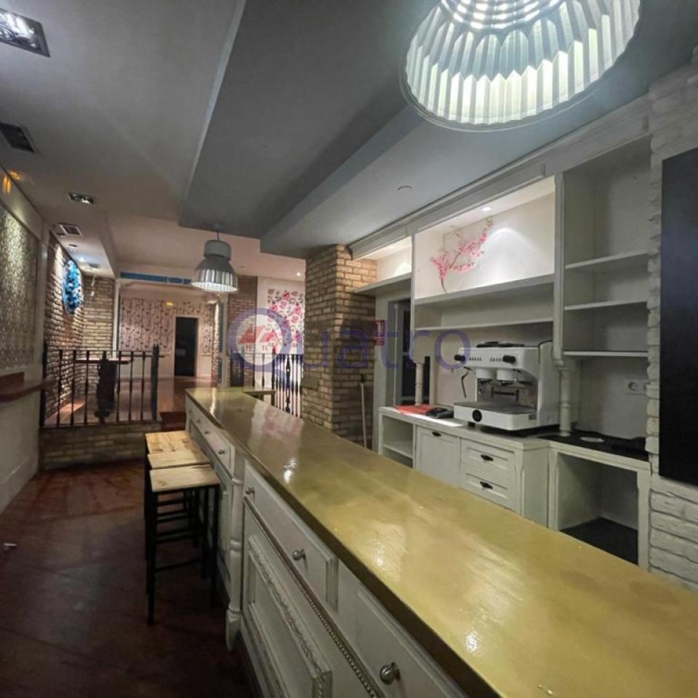 Se alquila local comercial ideal para negocio de hostelería y restauración con licencia de bar musical