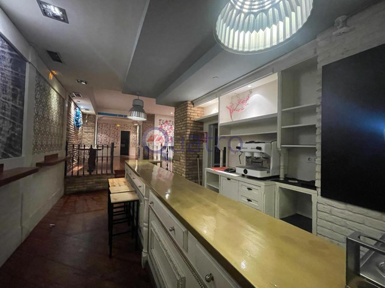 Se alquila local comercial ideal para negocio de hostelería y restauración con licencia de bar musical