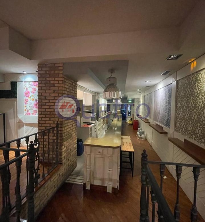 Se alquila local comercial ideal para negocio de hostelería y restauración con licencia de bar musical