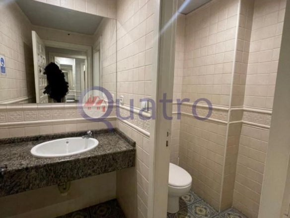 Se alquila local comercial ideal para negocio de hostelería y restauración con licencia de bar musical