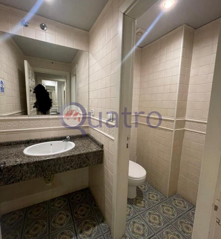 Se alquila local comercial ideal para negocio de hostelería y restauración con licencia de bar musical