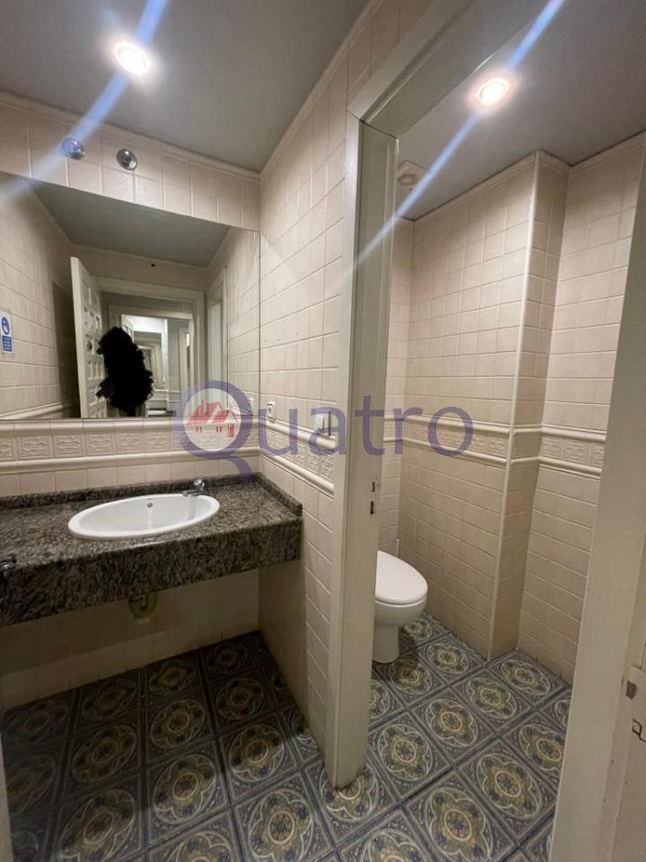 Se alquila local comercial ideal para negocio de hostelería y restauración con licencia de bar musical