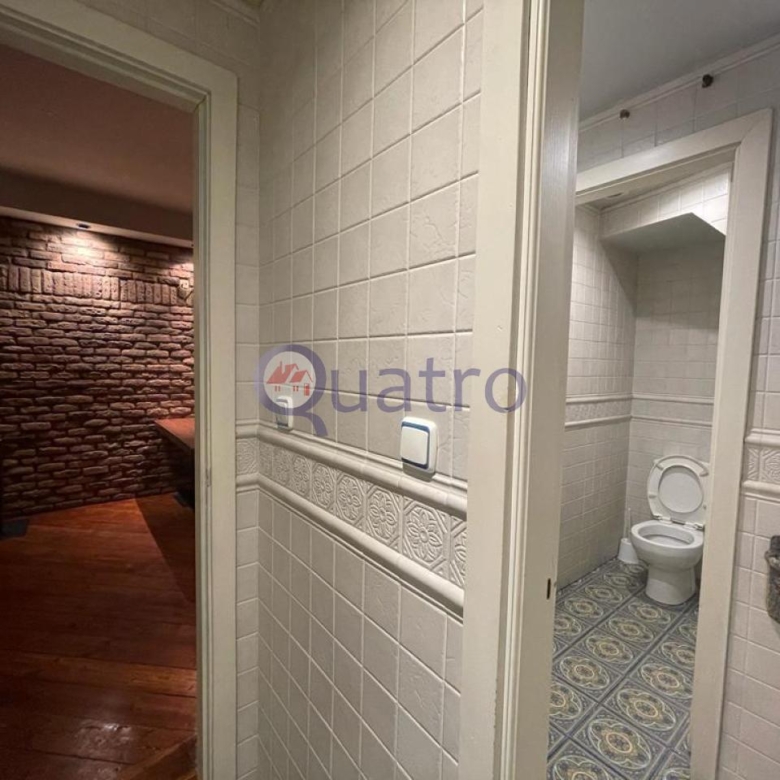 Se alquila local comercial ideal para negocio de hostelería y restauración con licencia de bar musical