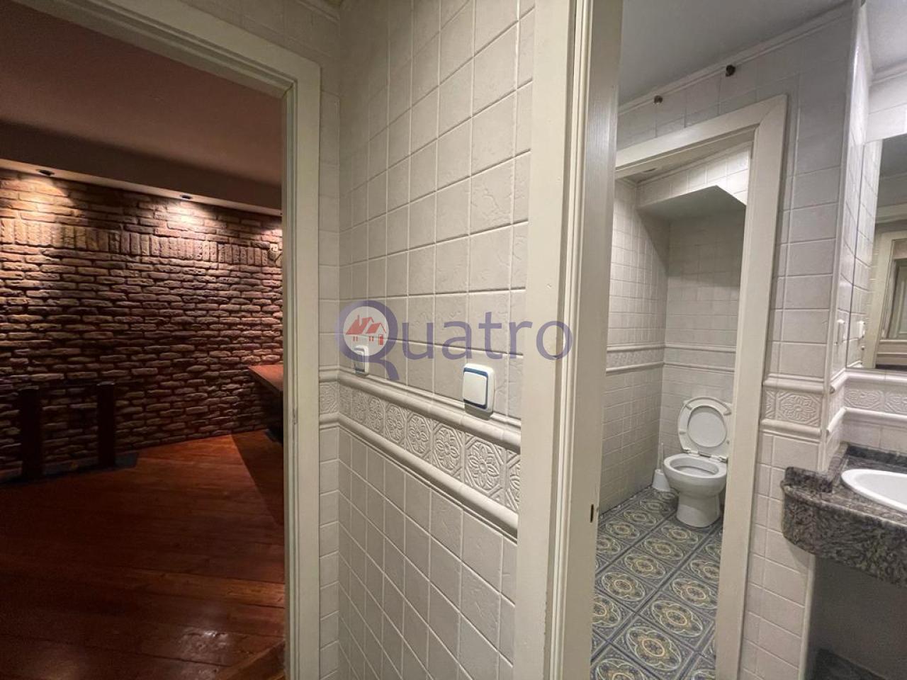 Se alquila local comercial ideal para negocio de hostelería y restauración con licencia de bar musical