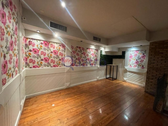 Se alquila local comercial ideal para negocio de hostelería y restauración con licencia de bar musical