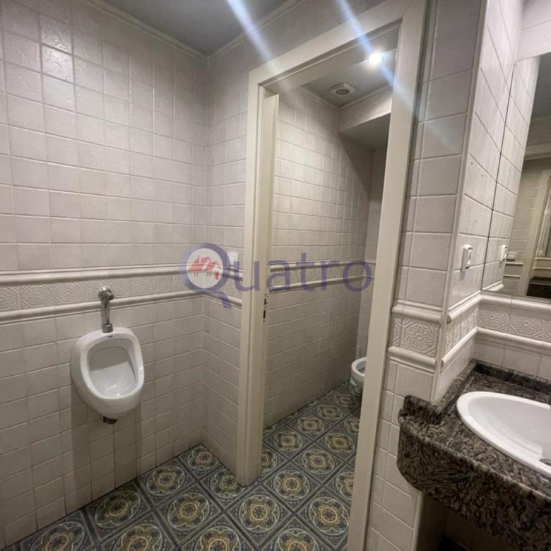 Se alquila local comercial ideal para negocio de hostelería y restauración con licencia de bar musical