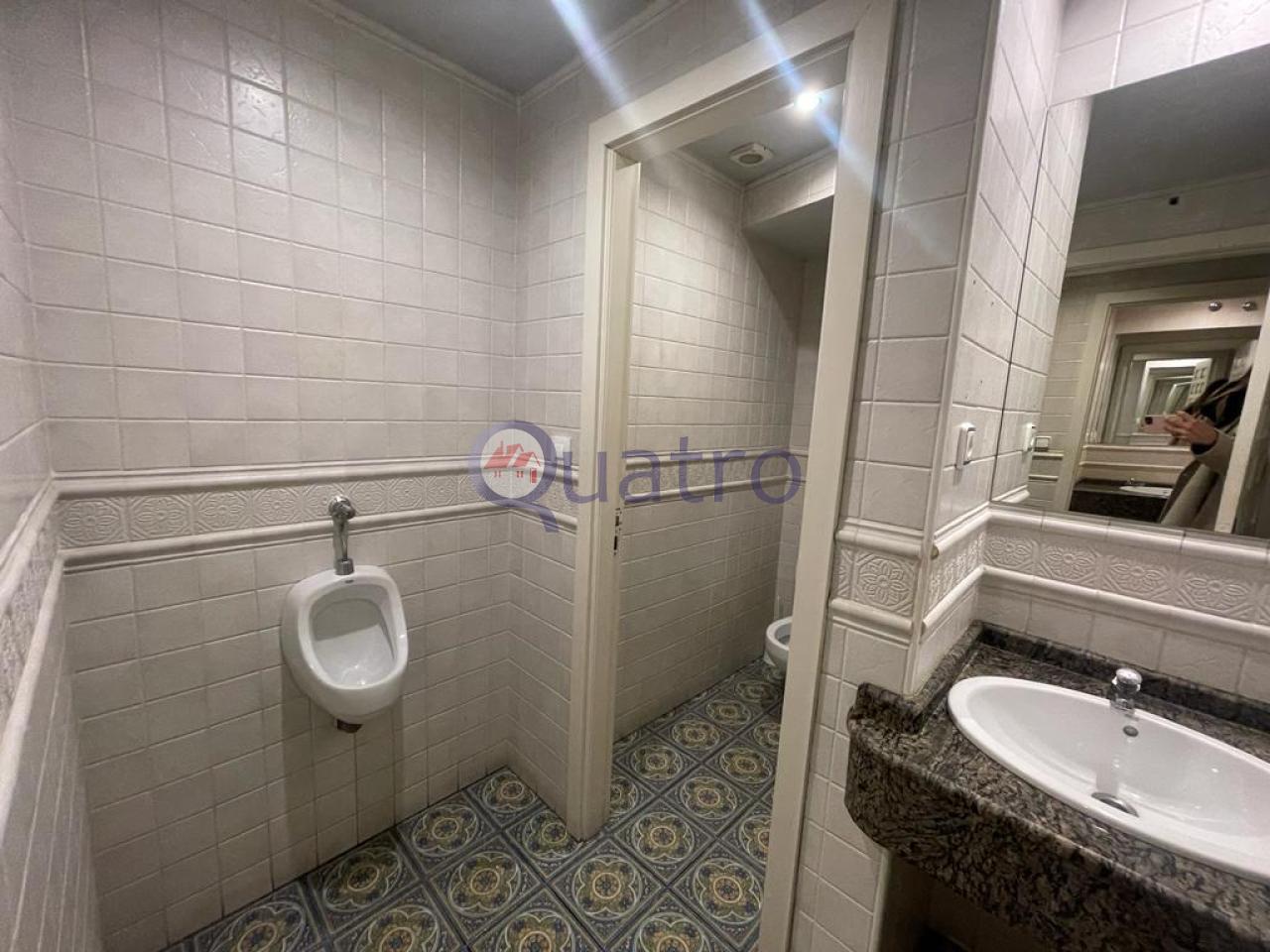 Se alquila local comercial ideal para negocio de hostelería y restauración con licencia de bar musical