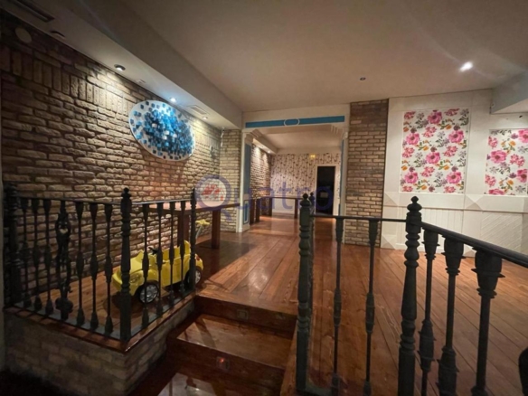 Se alquila local comercial ideal para negocio de hostelería y restauración con licencia de bar musical