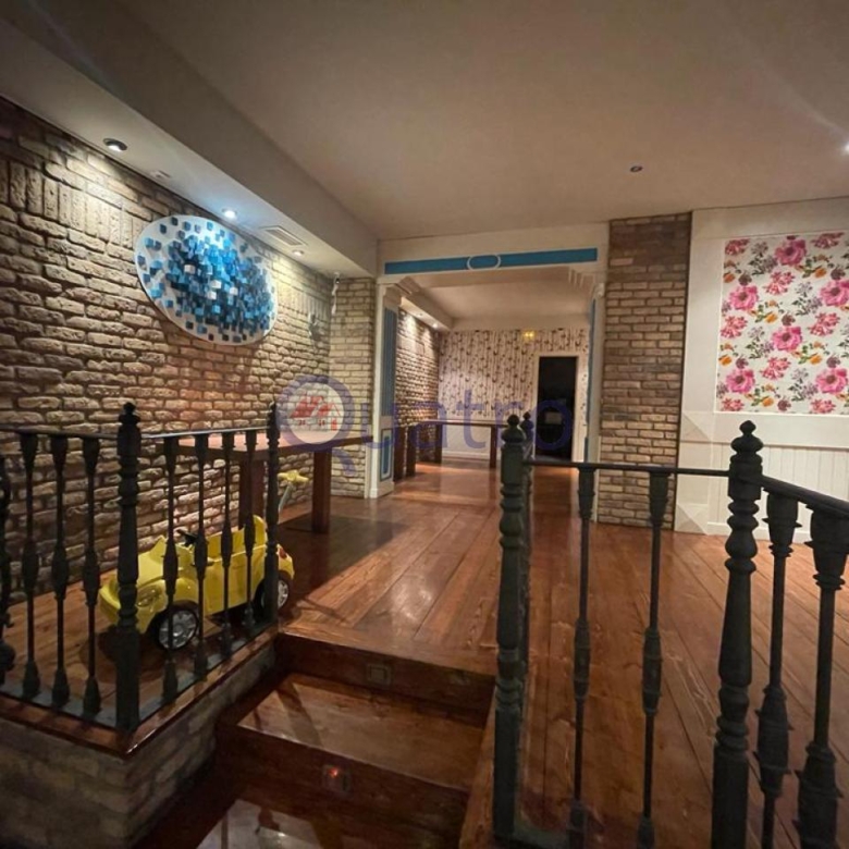 Se alquila local comercial ideal para negocio de hostelería y restauración con licencia de bar musical