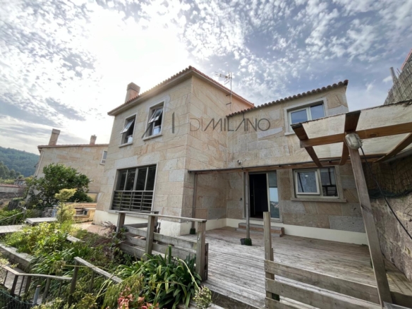 Chalet pareado de piedra con piscina, 4 habitaciones y gran terraza en Vilariño (Cangas).