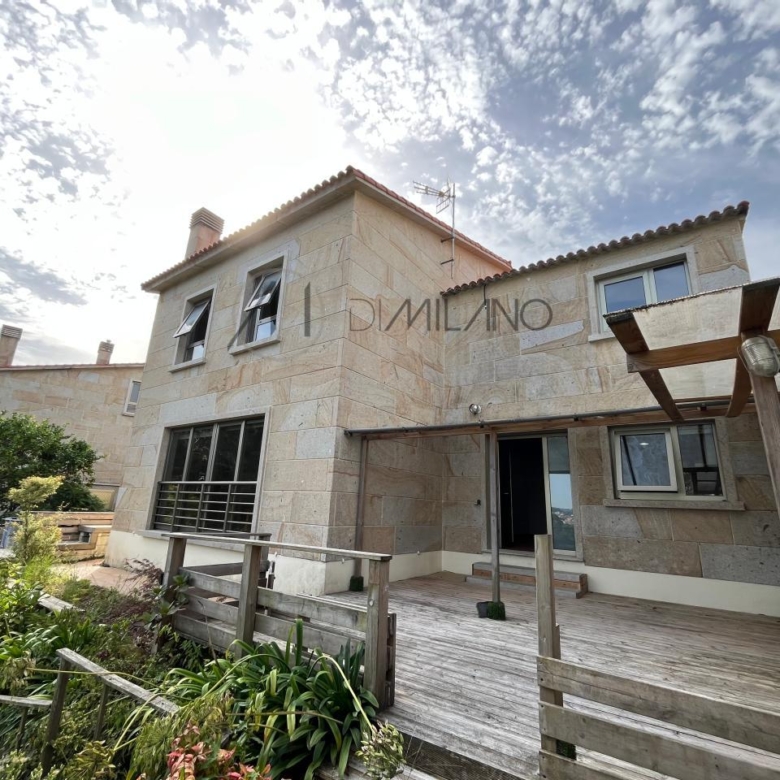 Chalet pareado de piedra con piscina, 4 habitaciones y gran terraza en Vilariño (Cangas).