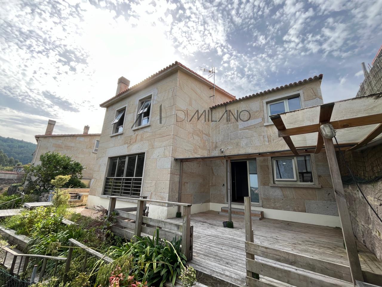 Chalet pareado de piedra con piscina, 4 habitaciones y gran terraza en Vilariño (Cangas).