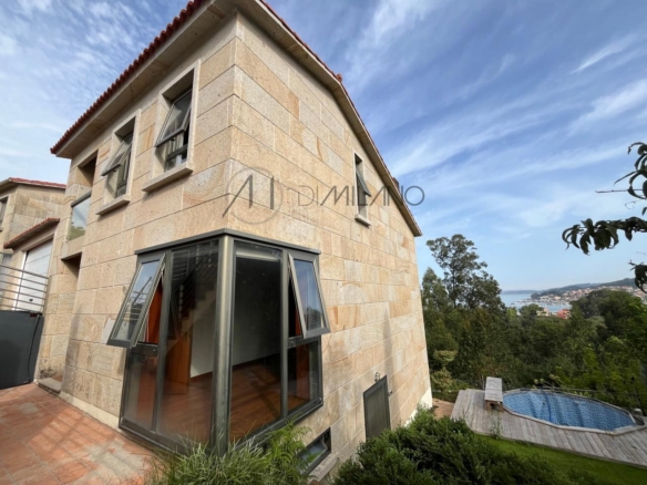 Chalet pareado de piedra con piscina, 4 habitaciones y gran terraza en Vilariño (Cangas).