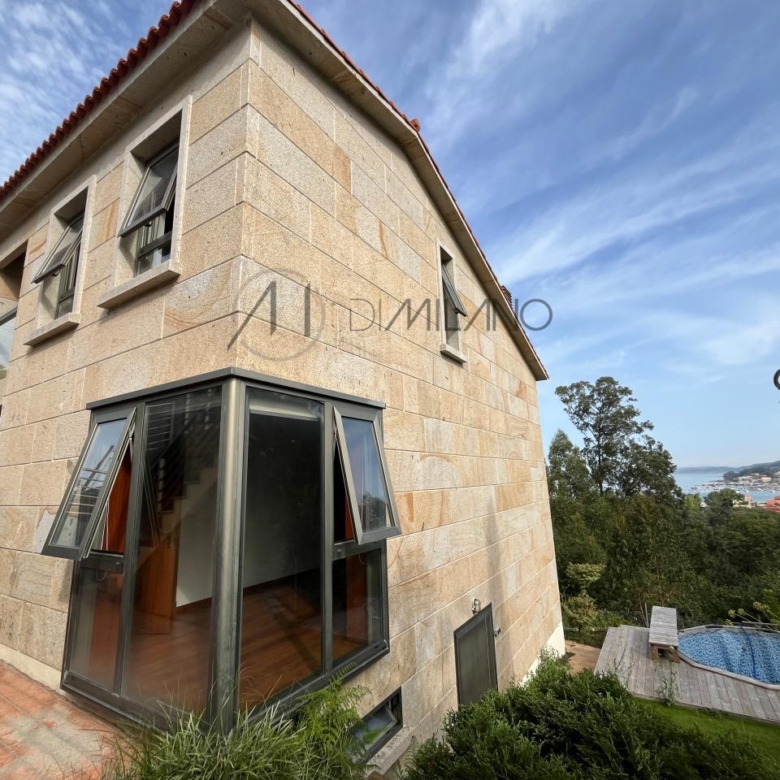 Chalet pareado de piedra con piscina, 4 habitaciones y gran terraza en Vilariño (Cangas).