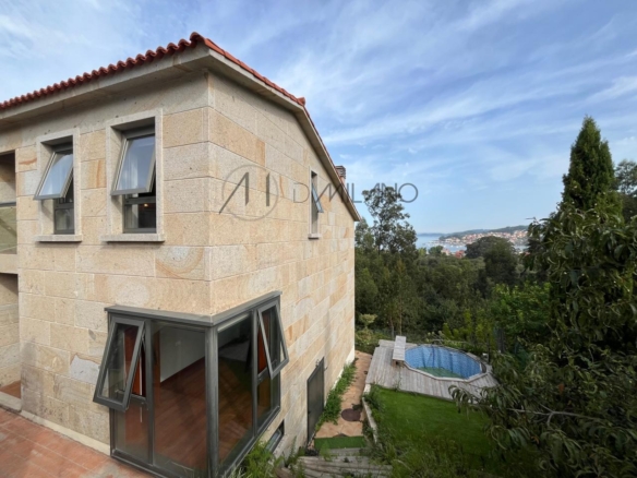 Chalet pareado de piedra con piscina, 4 habitaciones y gran terraza en Vilariño (Cangas).