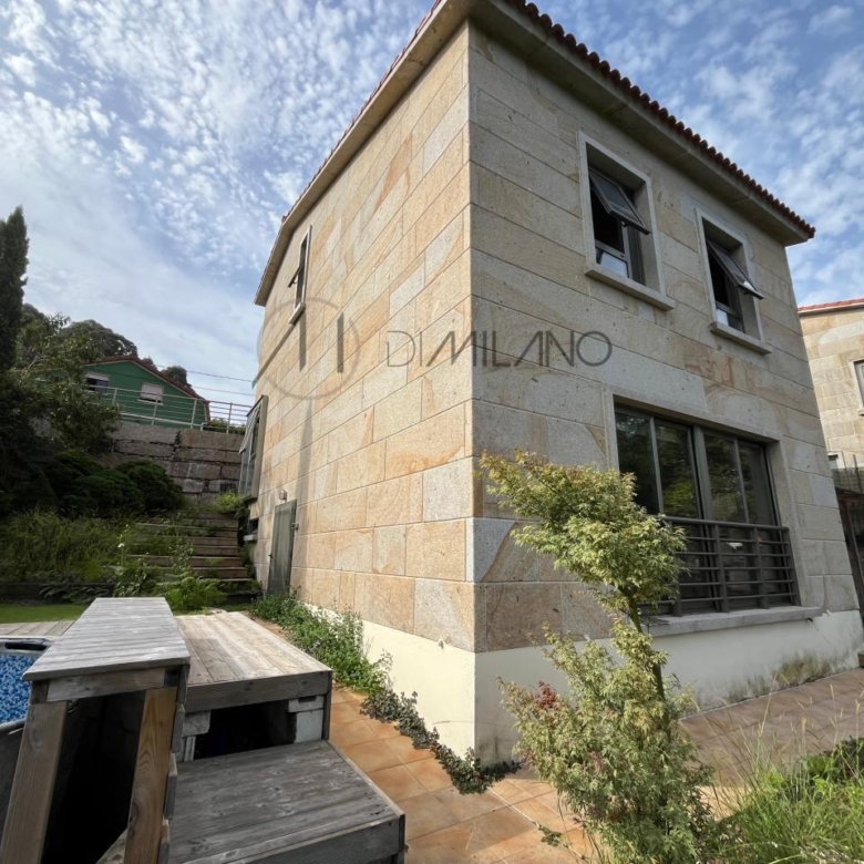 Chalet pareado de piedra con piscina, 4 habitaciones y gran terraza en Vilariño (Cangas).