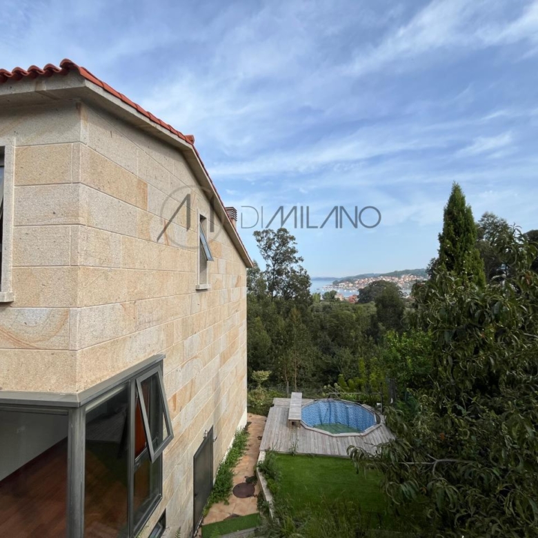 Chalet pareado de piedra con piscina, 4 habitaciones y gran terraza en Vilariño (Cangas).