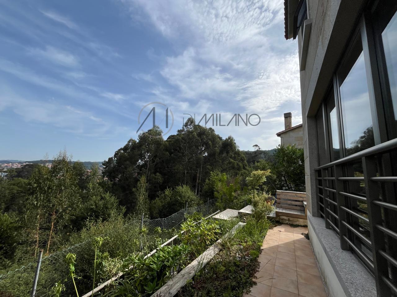 Chalet pareado de piedra con piscina, 4 habitaciones y gran terraza en Vilariño (Cangas).
