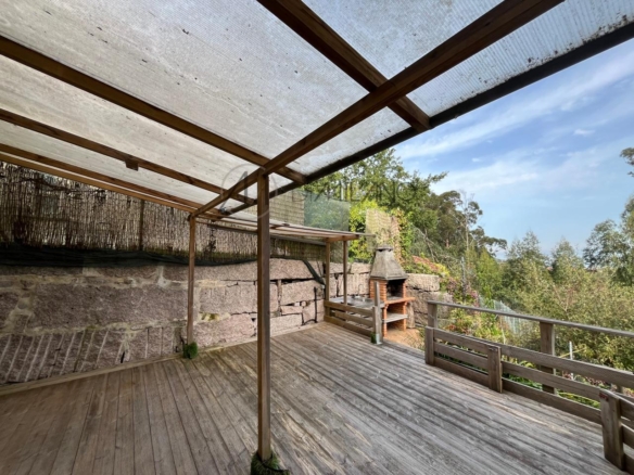 Chalet pareado de piedra con piscina, 4 habitaciones y gran terraza en Vilariño (Cangas).