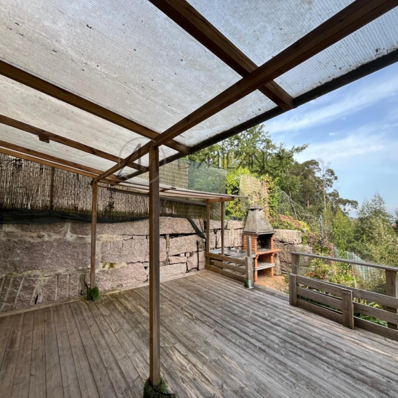 Chalet pareado de piedra con piscina, 4 habitaciones y gran terraza en Vilariño (Cangas).