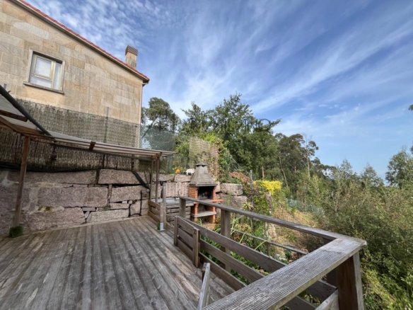 Chalet pareado de piedra con piscina, 4 habitaciones y gran terraza en Vilariño (Cangas).