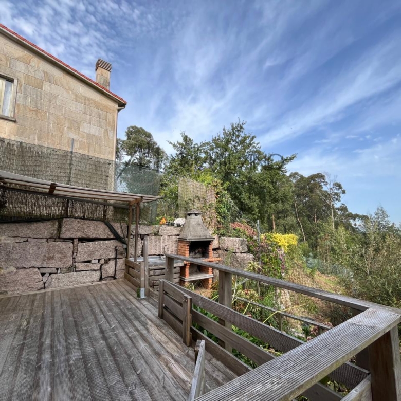 Chalet pareado de piedra con piscina, 4 habitaciones y gran terraza en Vilariño (Cangas).