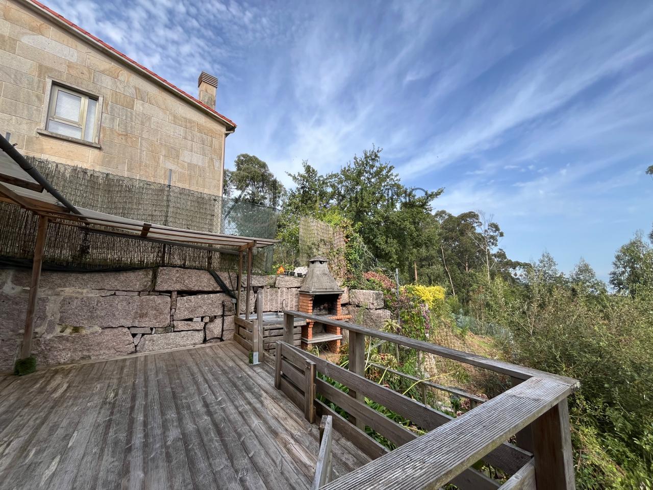 Chalet pareado de piedra con piscina, 4 habitaciones y gran terraza en Vilariño (Cangas).