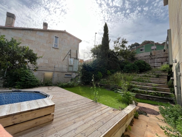 Chalet pareado de piedra con piscina, 4 habitaciones y gran terraza en Vilariño (Cangas).