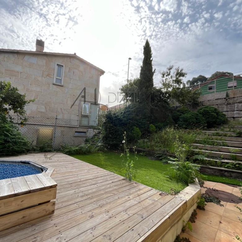 Chalet pareado de piedra con piscina, 4 habitaciones y gran terraza en Vilariño (Cangas).