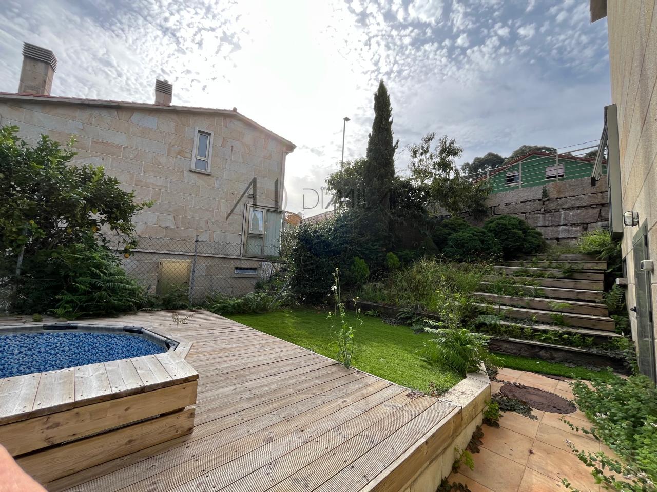 Chalet pareado de piedra con piscina, 4 habitaciones y gran terraza en Vilariño (Cangas).