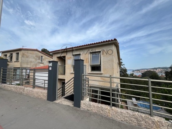 Chalet pareado de piedra con piscina, 4 habitaciones y gran terraza en Vilariño (Cangas).