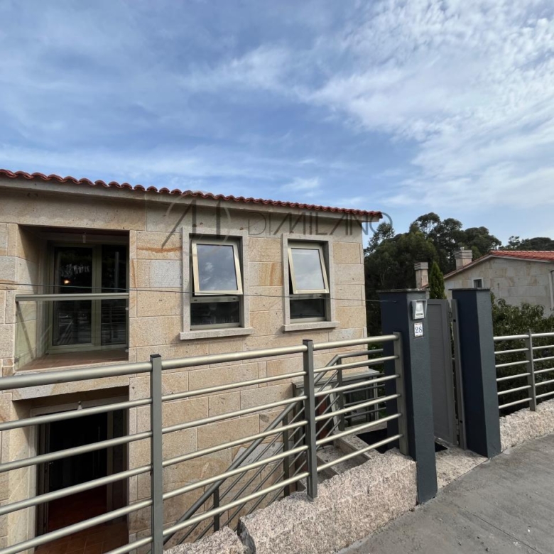 Chalet pareado de piedra con piscina, 4 habitaciones y gran terraza en Vilariño (Cangas).