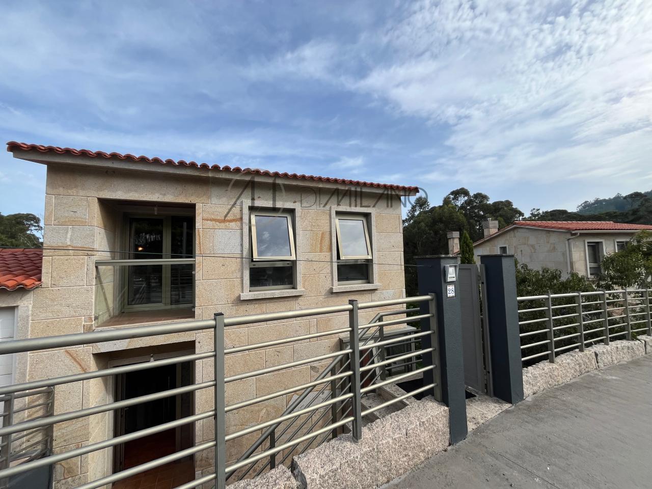 Chalet pareado de piedra con piscina, 4 habitaciones y gran terraza en Vilariño (Cangas).