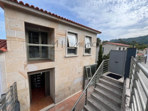 Chalet pareado de piedra con piscina, 4 habitaciones y gran terraza en Vilariño (Cangas).