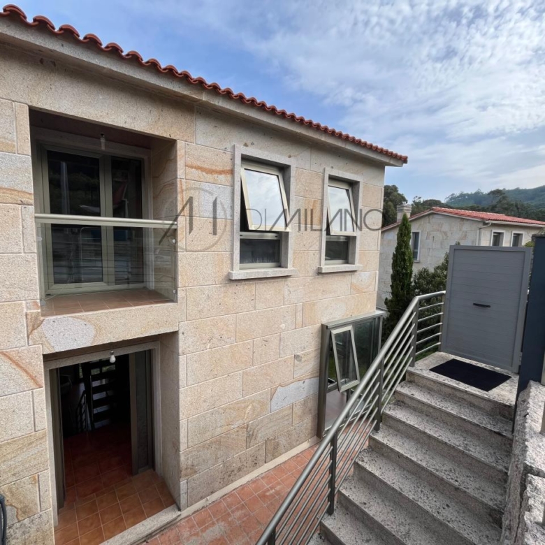 Chalet pareado de piedra con piscina, 4 habitaciones y gran terraza en Vilariño (Cangas).