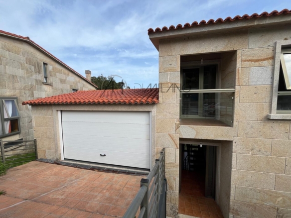 Chalet pareado de piedra con piscina, 4 habitaciones y gran terraza en Vilariño (Cangas).