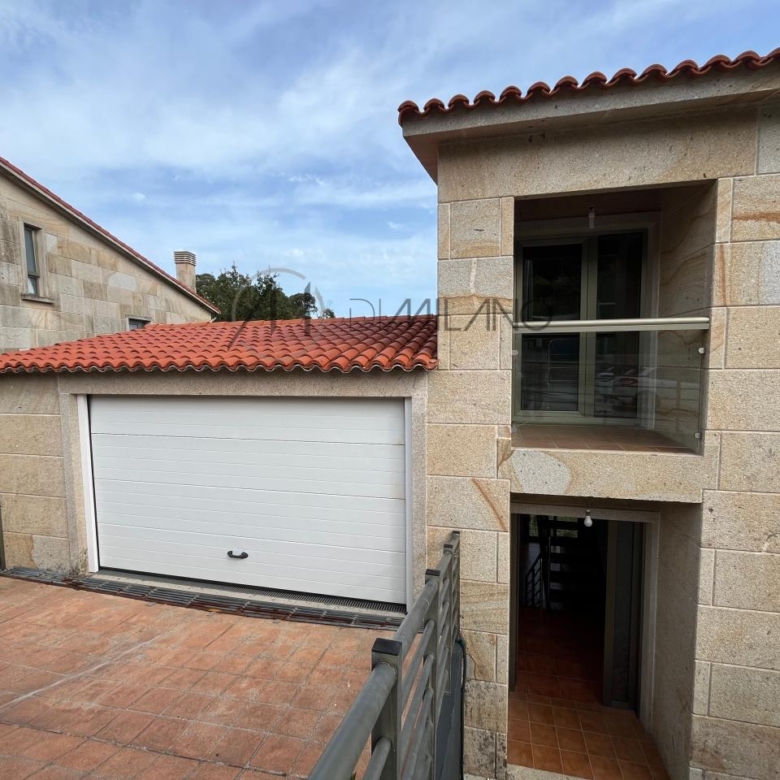 Chalet pareado de piedra con piscina, 4 habitaciones y gran terraza en Vilariño (Cangas).