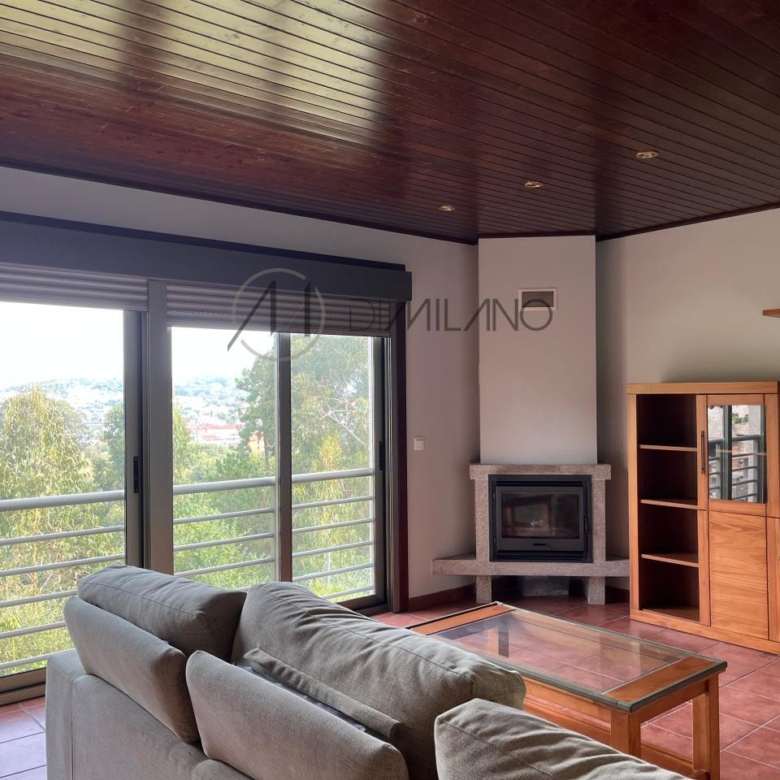 Chalet pareado de piedra con piscina, 4 habitaciones y gran terraza en Vilariño (Cangas).
