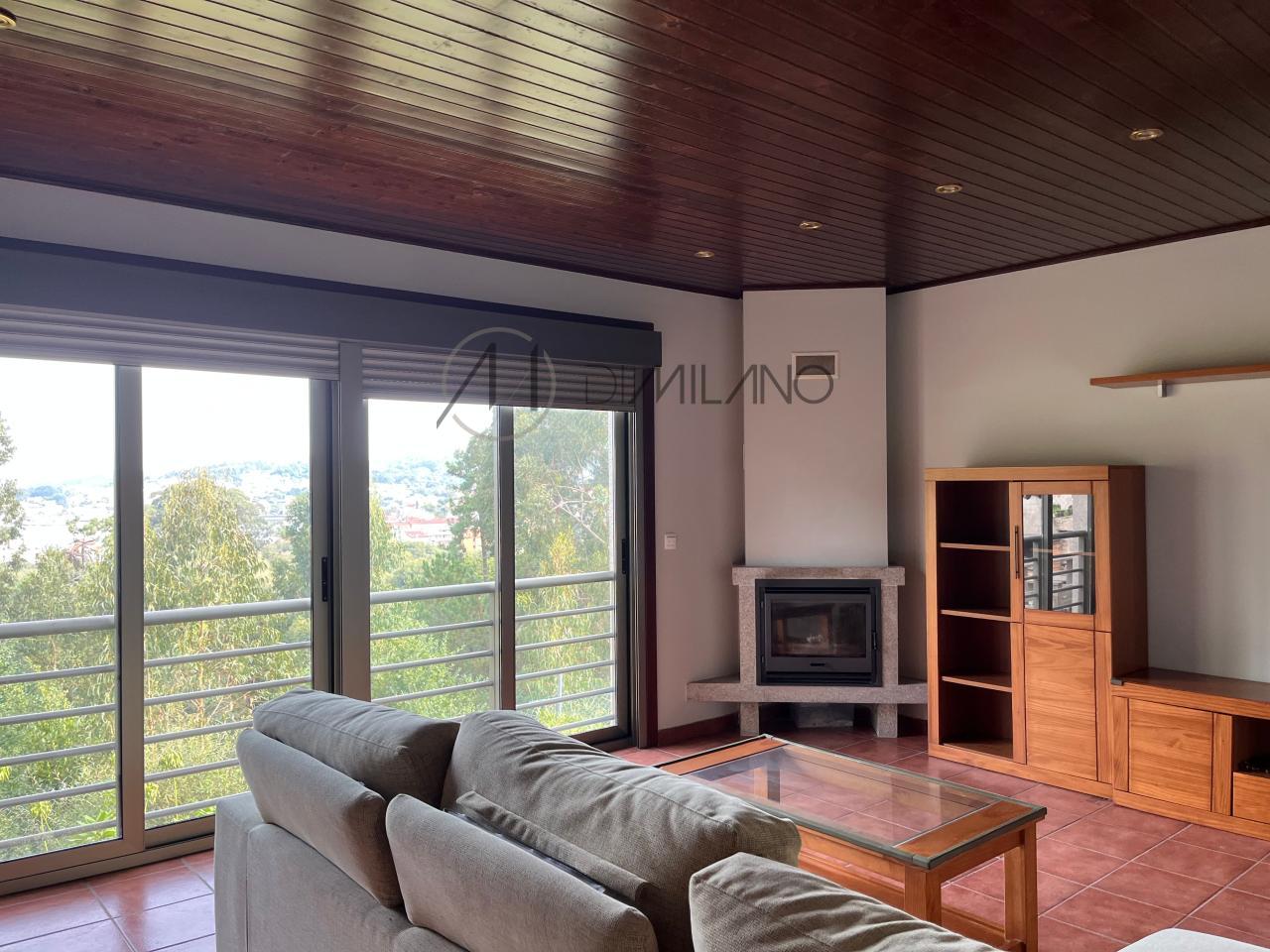 Chalet pareado de piedra con piscina, 4 habitaciones y gran terraza en Vilariño (Cangas).