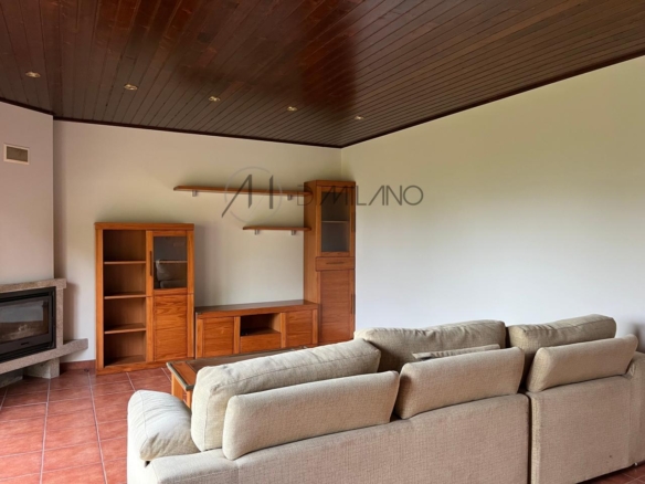 Chalet pareado de piedra con piscina, 4 habitaciones y gran terraza en Vilariño (Cangas).
