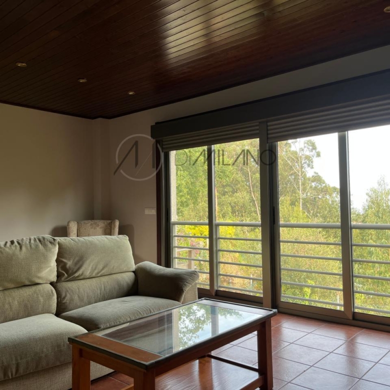 Chalet pareado de piedra con piscina, 4 habitaciones y gran terraza en Vilariño (Cangas).