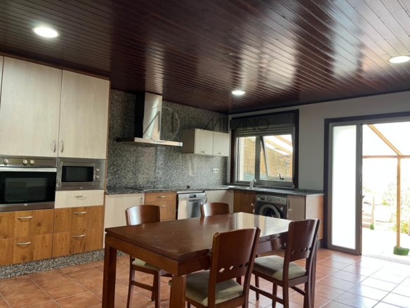 Chalet pareado de piedra con piscina, 4 habitaciones y gran terraza en Vilariño (Cangas).
