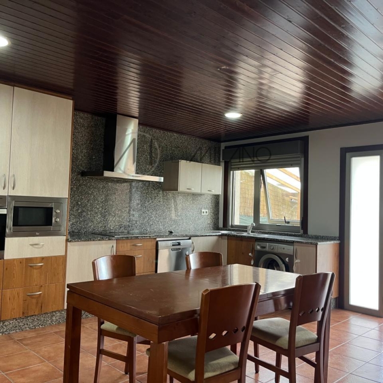 Chalet pareado de piedra con piscina, 4 habitaciones y gran terraza en Vilariño (Cangas).