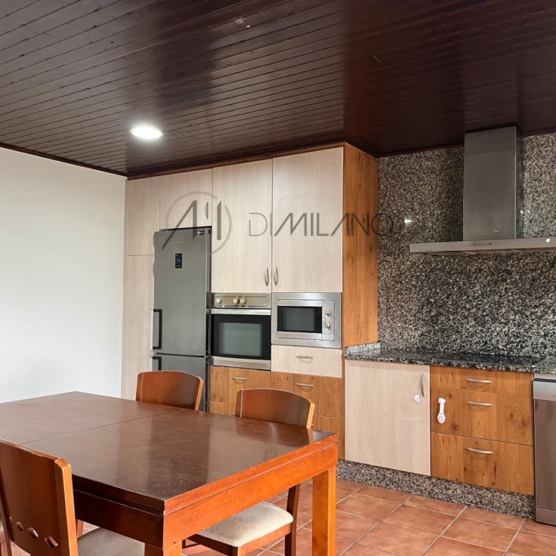 Chalet pareado de piedra con piscina, 4 habitaciones y gran terraza en Vilariño (Cangas).